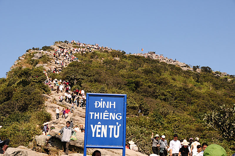 Mỗi năm có hàng trăm hàng nghìn lượt người hành hương lên đỉnh núi Yên Tử