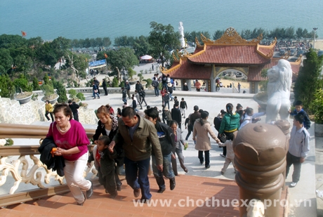Cho thuê xe đi chùa Cái Bầu -Thiền viện Trúc Lâm