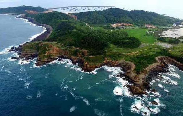 Đảo Cô Tô thu hút một số lượng lớn khách du lịch cả trong nước và quốc tế
