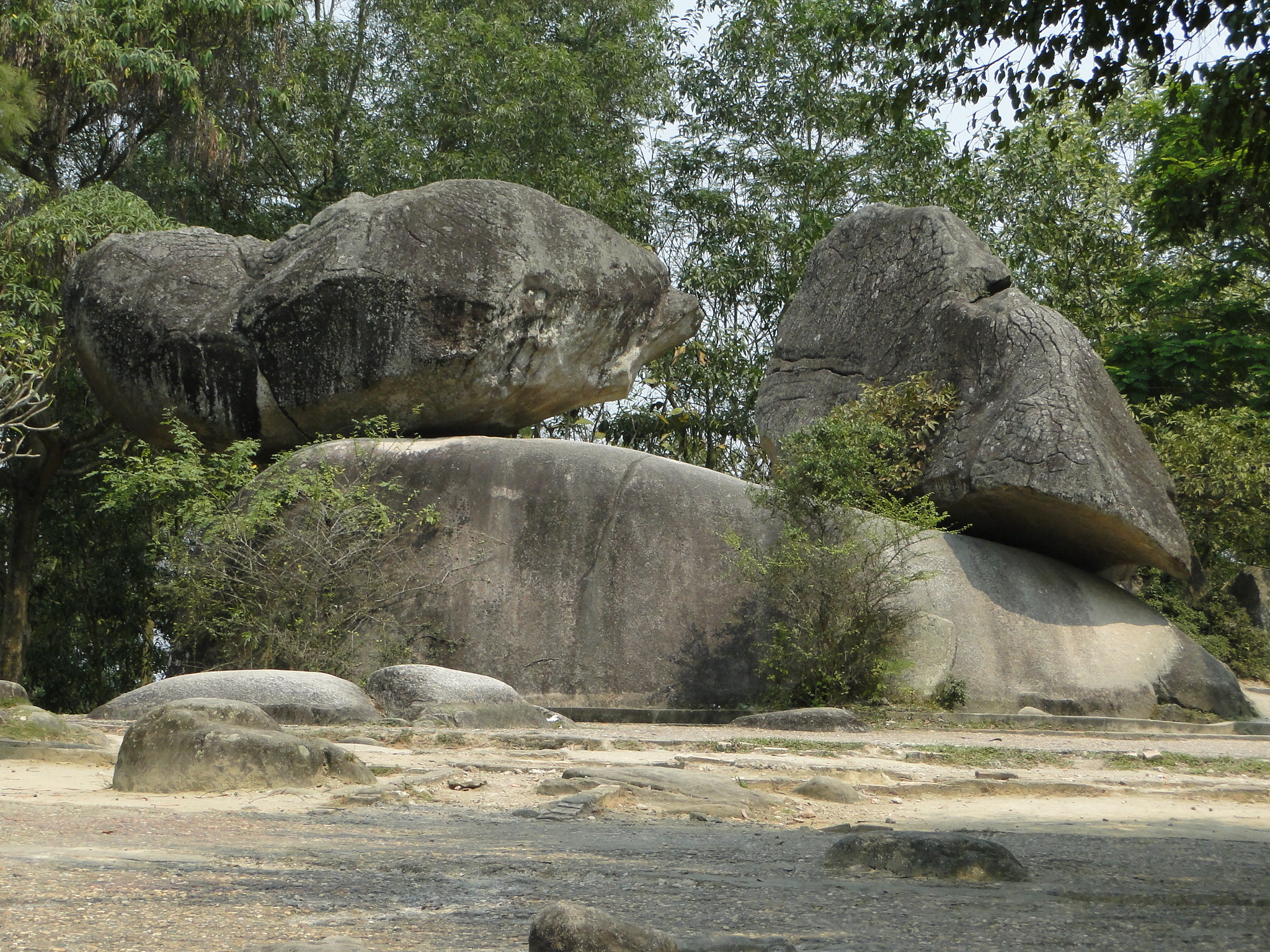 Hòn Trống Mái ở Sầm Sơn là điểm đến hấp dẫn với du khách cả trong nước và quốc tế