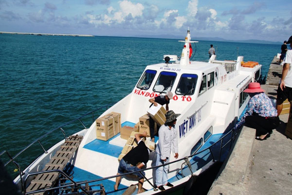 Tàu thuyền là phương tiện cơ bản để đi từ cảng Cái Rồng cho tới đảo Cô Tô