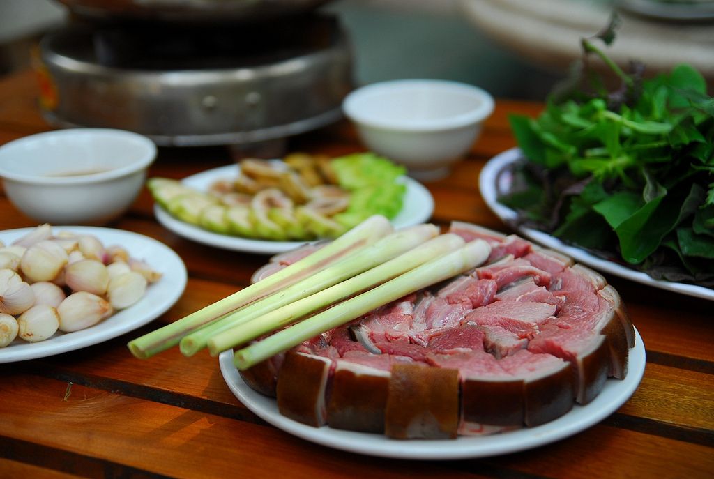 Các món ăn từ dê núi là đặc sản nổi tiếng tại Ninh Bình
