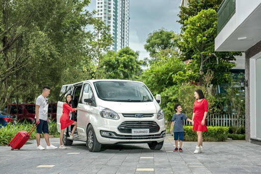 Giá thuê xe 7 chỗ Kia Sedona và Ford Tourneo