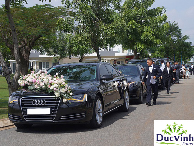 Cho thuê xe cưới Audi A8 màu đen