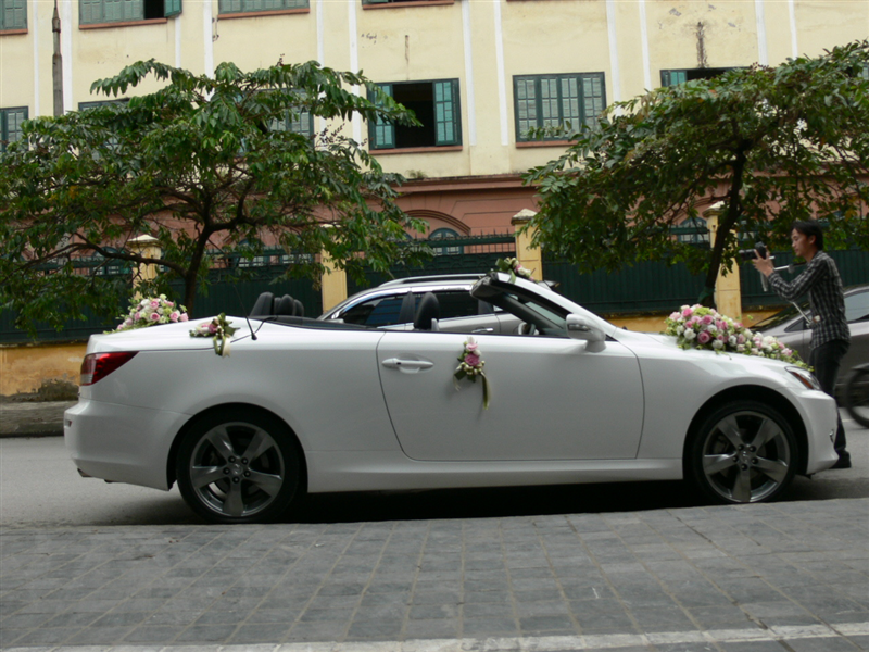 Cho thuê xe cưới mui trần Lexus IS250 giá rẻ