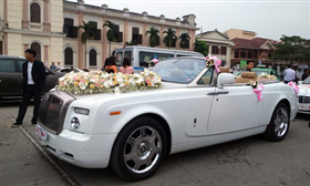 Cho thuê xe cưới Roll Royce Phantom màu trắng